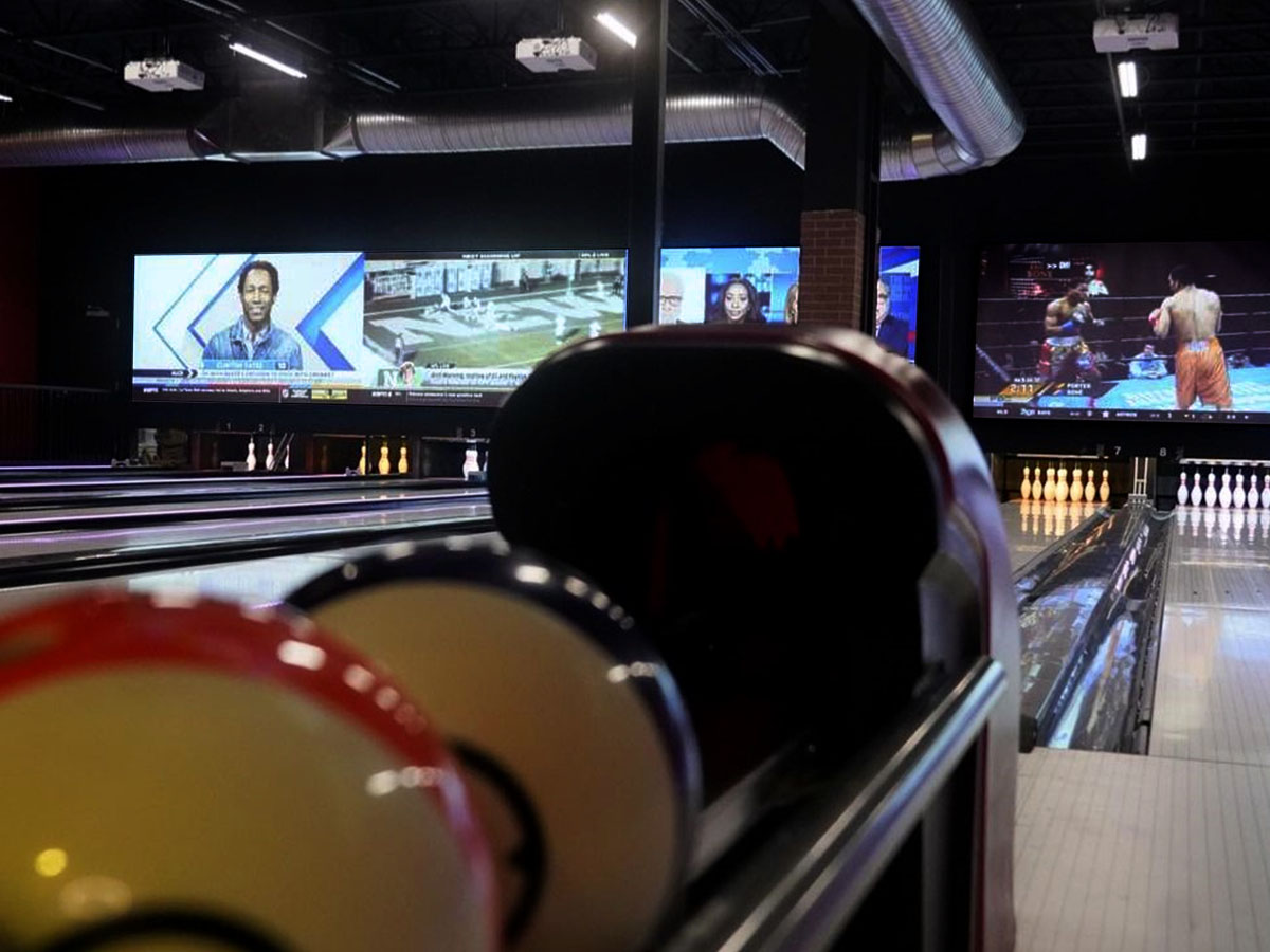 Bowling lanes with projection screens